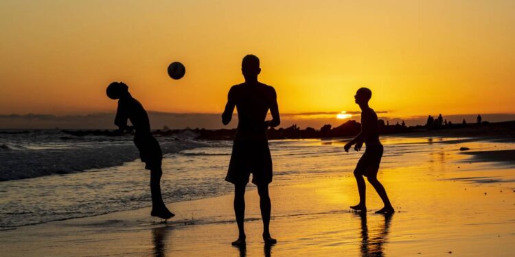 Esportes de praia perfeitos para curtir com a família nas férias