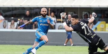 Gabigol em ação justamente contra o Santos