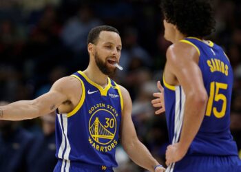 Gui Santos e Curry durante jogo dos Warriors