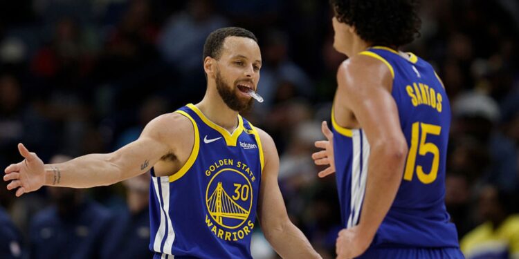 Gui Santos e Curry durante jogo dos Warriors