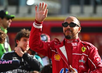 Hamilton acena para os fãs em Abu Dhabi