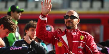 Hamilton acena para os fãs em Abu Dhabi