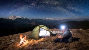 Equipamentos de iluminação que tornam trilhas e acampamentos mais seguros