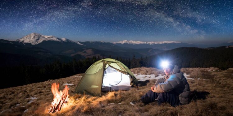 Equipamentos de iluminação que tornam trilhas e acampamentos mais seguros