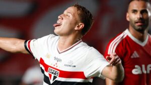 Mayk comemorando gol do São Paulo sobre o Internacional