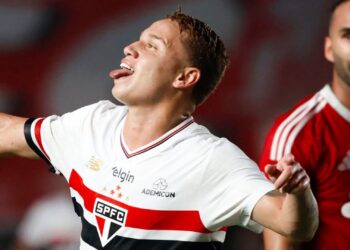 Mayk comemorando gol do São Paulo sobre o Internacional