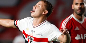 Mayk comemorando gol do São Paulo sobre o Internacional