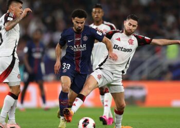 Jorginho durante jogo contra o PSG