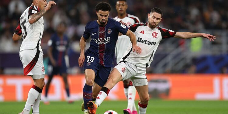 Jorginho durante jogo contra o PSG