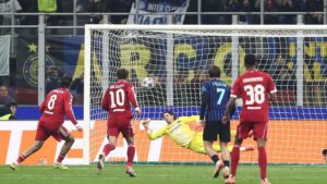 Liverpool vence com pênalti no fim