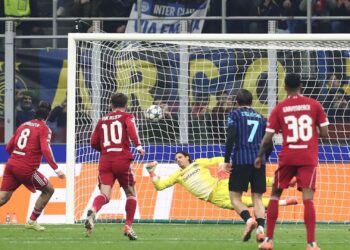 Liverpool vence com pênalti no fim