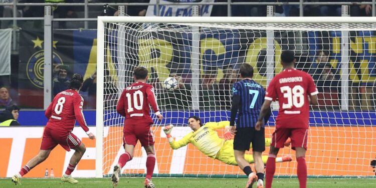 Liverpool vence com pênalti no fim