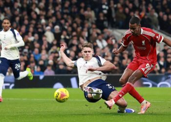 Lance do jogo entre Tottenham e Liverpool