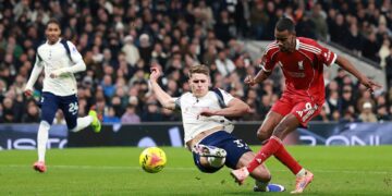 Lance do jogo entre Tottenham e Liverpool