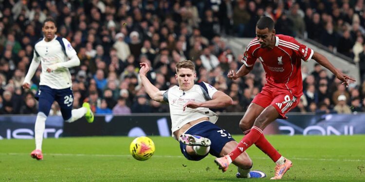 Lance do jogo entre Tottenham e Liverpool