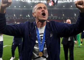 Luis Enrique comemorando título do PSG