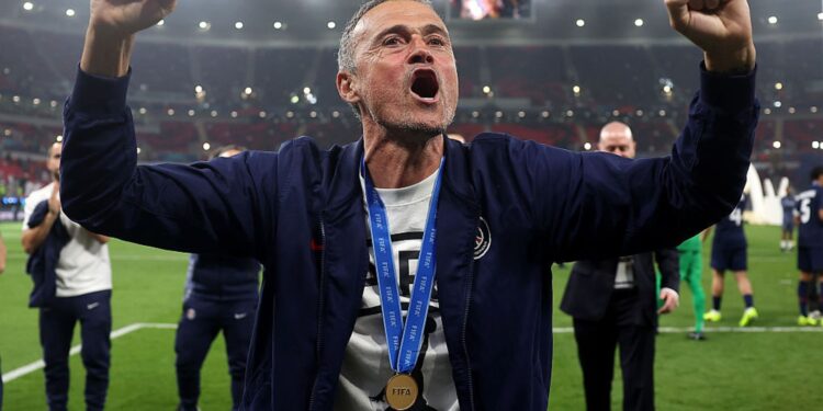 Luis Enrique comemorando título do PSG