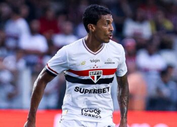 Luiz Gustavo durante jogo do São Paulo