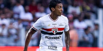 Luiz Gustavo durante jogo do São Paulo