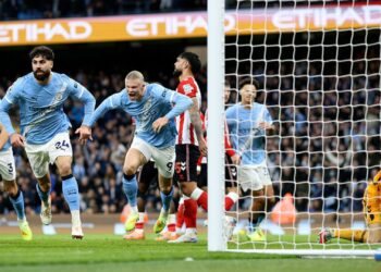 Jogadores do Manchester City comemorando gol