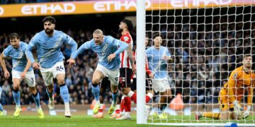 Jogadores do Manchester City comemorando gol