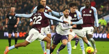 Matheus Cunha sendo marcado por jogadores do Aston Villa