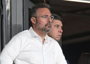 Alexandre Mattos durante jogo do Santos