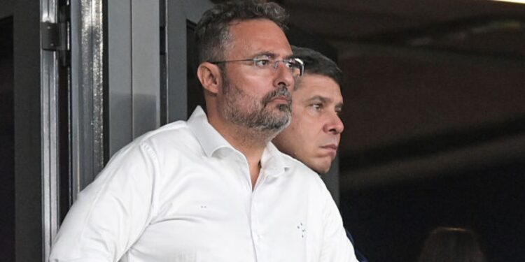 Alexandre Mattos durante jogo do Santos