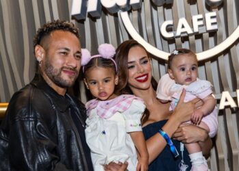 Neymar ao lado de Bruna Biancardi e filhas
