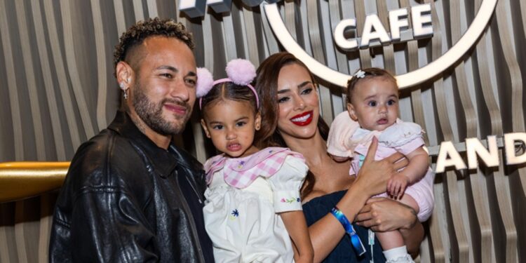 Neymar ao lado de Bruna Biancardi e filhas