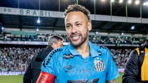 Neymar vibrando após vitória do Santos