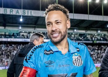 Neymar vibrando após vitória do Santos