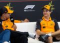 Norris ao lado de Piastri em entrevista