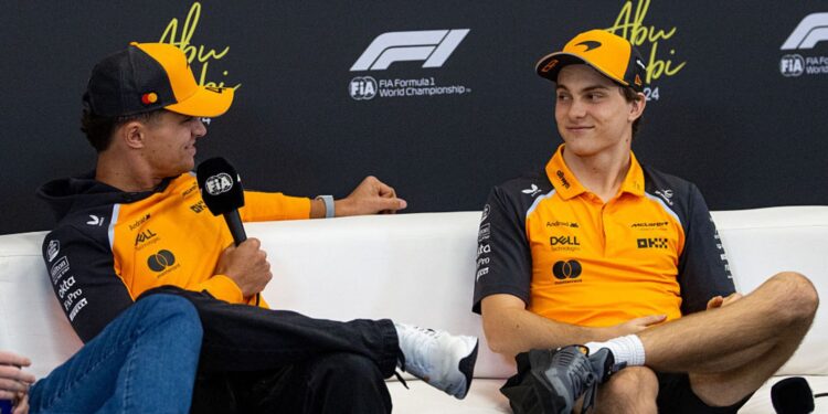 Norris ao lado de Piastri em entrevista