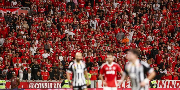 Torcida do Inter em jogo contra o Santos