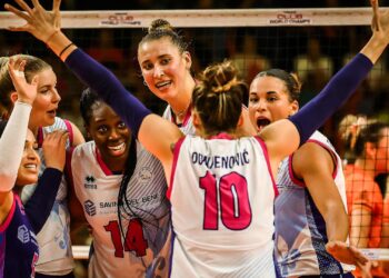 Jogadoras do Scandicci comemorando ponto sobre o Osasco