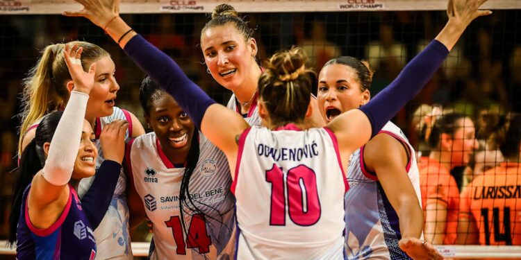 Jogadoras do Scandicci comemorando ponto sobre o Osasco