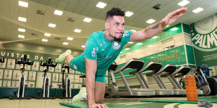 Paulinho recuperando condição física na Academia de Futebol do Palmeiras