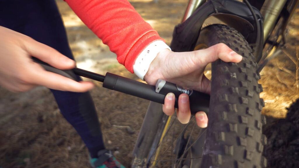 Pneu da bike furou e você está sozinho? Aprenda a consertar na hora