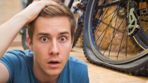 Pneu da bike furou e você está sozinho? Aprenda a consertar na hora