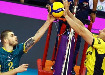 Lance do jogo entre Praia Clube e Warta Zawiercie