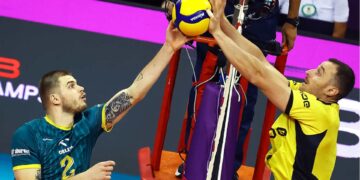 Lance do jogo entre Praia Clube e Warta Zawiercie