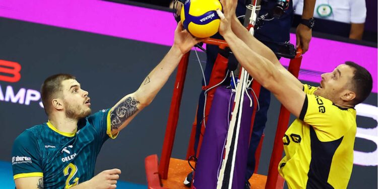 Lance do jogo entre Praia Clube e Warta Zawiercie