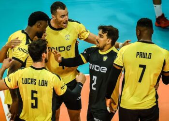 Jogadores do Praia Clube comemorando ponto