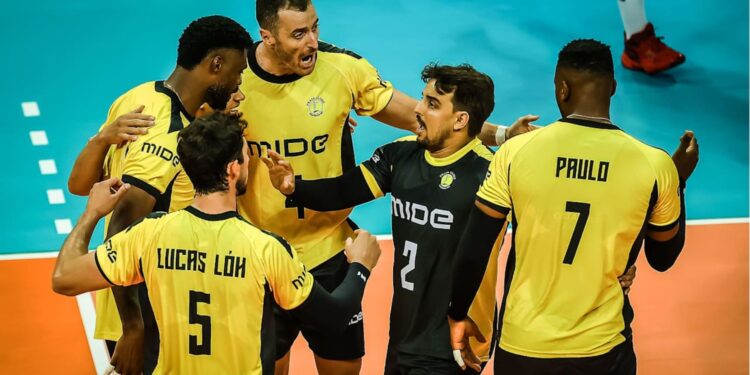 Jogadores do Praia Clube comemorando ponto