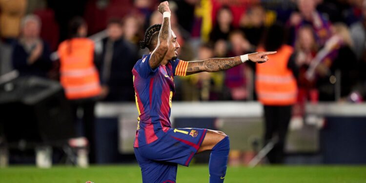 Raphinha comemora um dos gols na vitória do Barcelona