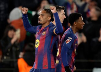 Raphinha comemorando gol pelo Barcelona contra o Atlético de Madrid