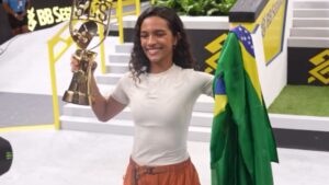 Rayssa Leal com o troféu do Super Crown 2025