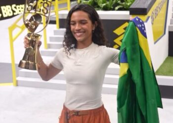Rayssa Leal com o troféu do Super Crown 2025