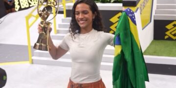 Rayssa Leal com o troféu do Super Crown 2025